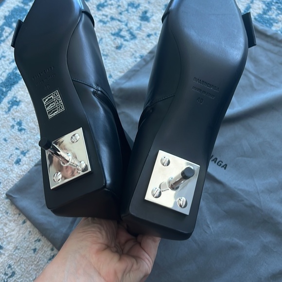 Beautiful new BALENCIAGA boots still at stores never used super comfortable - Picture 3 of 8